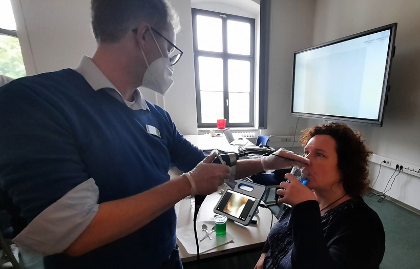 Endoskopie live im Klassenzimmer: Schulleiterin Steffi Eber-Fleischer stellte sich als Patientin zur Verfügung. Foto: DPFA Dresden
